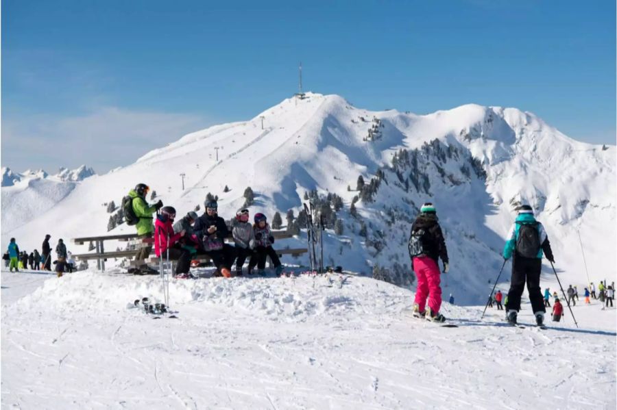 Skifahrer in einem Skigebiet.