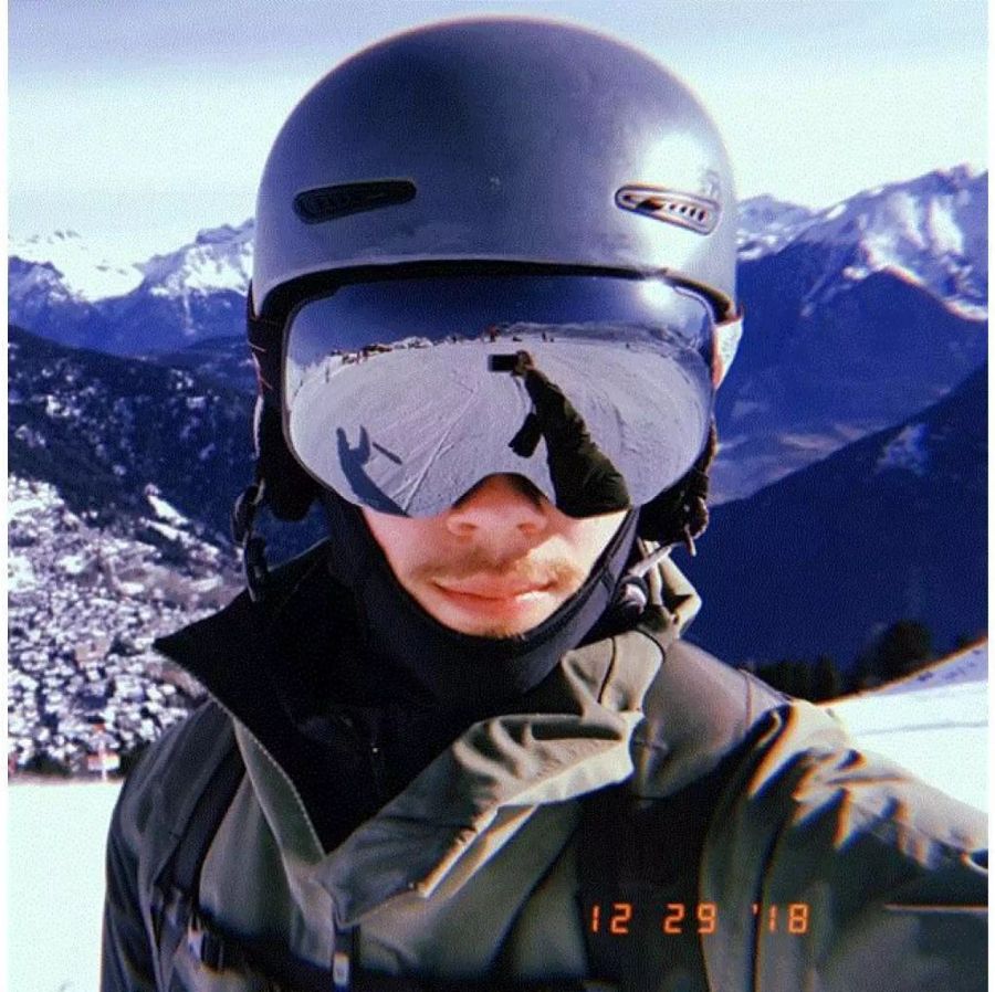 Nick Jonas samt Brille und Helm unterwegs auf den Walliser Pisten.