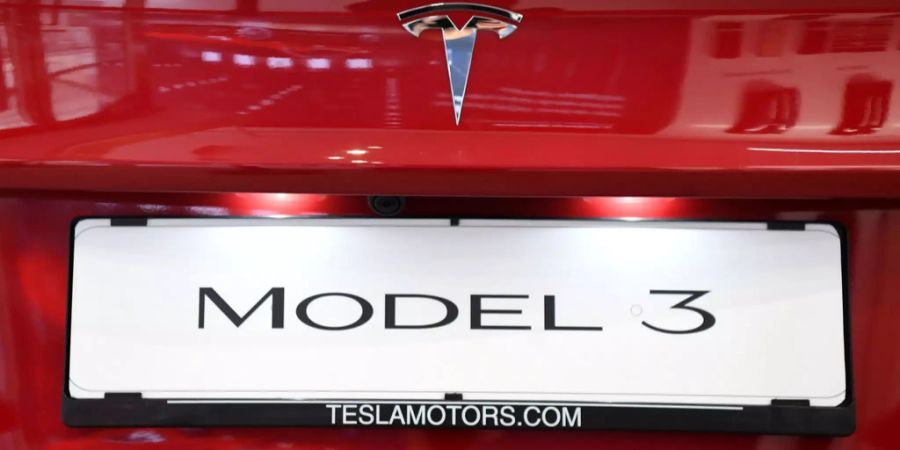 Das Nummernschild eines Model 3 von Tesla.