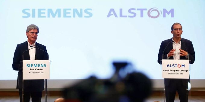 Alstom-CEO Henri Poupart-Lafarge (r), und der Vorstandsvorsitzende von Siemens, Joe Kaeser, sprechen während einer Pressekonferenz zur geplanten Fusion von Siemens und Alstom. Siemens und Alstom