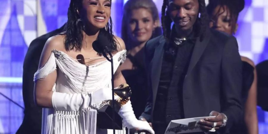 Cardi B hat den Grammy für das beste Rap-Album bekommen, neben ihr steht Offset. Foto: Matt Sayles/Invision/AP