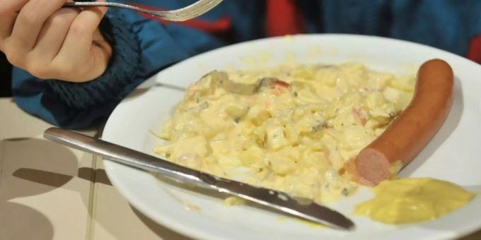 Kartoffelsalat mit Würstchen in einem Restaurant Kartoffelsalat mit Würstchen in einem Restaurant