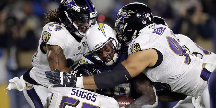 Dank einem eindrücklichen 22:10-Sieg gegen die starken LA Chargers liegen die Ravens auf einem Playoff-Platz. Auch wenn das Team aus Baltimore von der Steelers-Pleite profitiert: Die Defense ist in Playoff-Form. Beweis: Nur zehn Punkte gegen die Chargers sind ein starker Wert. Und Rookie-Quarterback Lamar Jackson feiert den fünften Sieg im sechsten Spiel als Starter.