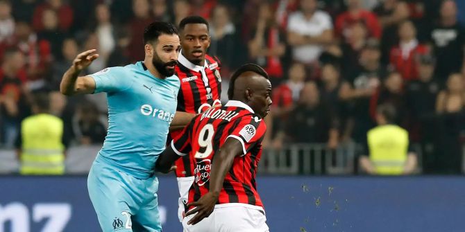 Mario Balotelli im Zweikampf mit Marseilles Adil Rami.