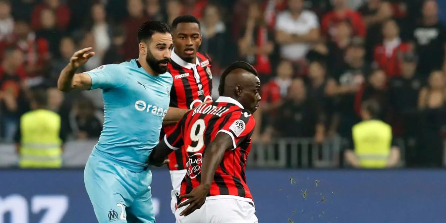 Mario Balotelli im Zweikampf mit Marseilles Adil Rami.