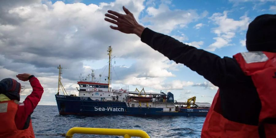 Gerettete Migranten und neue Besatzungsmitglieder der Sea-Watch.