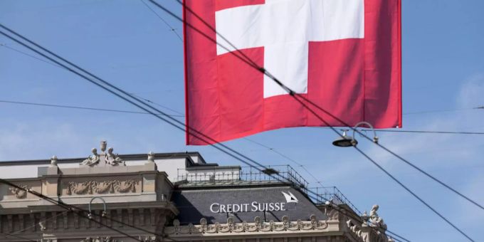 Laut der Credit Suisse erwarten 58 Prozent der Schweizer Unternehmen ein ähnliches Wirtschaftswachstum wie im letzten Jahr. Das Hauptquartier der Credit Suisse mit schweizer Fahne.