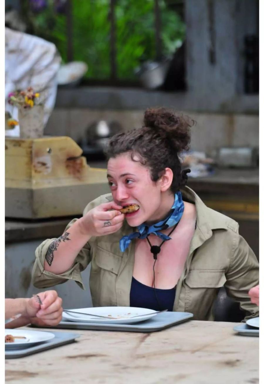 Leila Lowfire musste Stierpenis essen. Und klopfte dazu doofe Sprüche.