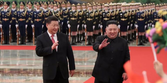 Xi Jingping und Kim Jong Un an dessen Willkommenszeremonie in Peking.