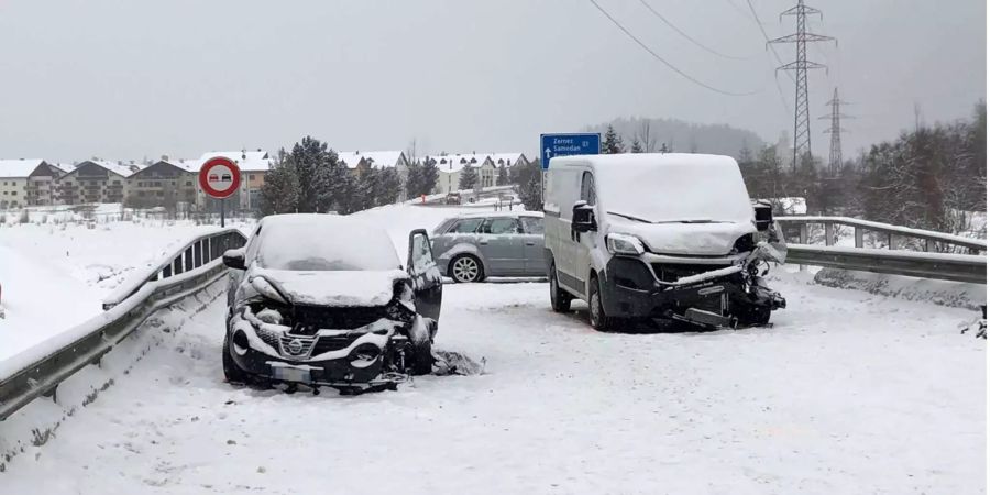 Im Kanton Graubünden auf der Hauptstrasse H27 bei Celerina fordert eine Frontalkollision am Mittwochmorgen zwei Verletzte. Ursache: Schleudern durch Bremsmanöver.