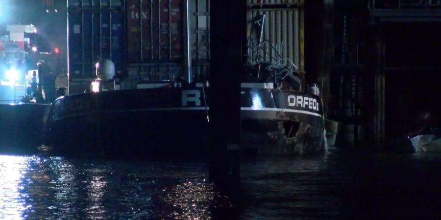 In der Nacht auf Dienstag schlug ein holländisches Containerschiff im Mannheimer Hafen leck.