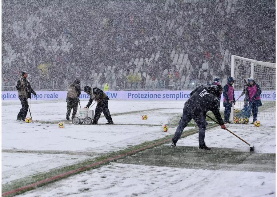 Fussball ist ein Sommersport. Spiele in Wintermonaten gehören zwar dazu, doch aktuell sind die Veranstaltungen grenzwärtig. Während in der Schweiz schon das Spiel zwischen Lausanne und Basel abgesagt werden musste, fiel auch das Serie-A-Spiel zwischen Juventus und Atalanta Bergamo dem Wetter zum Opfer.