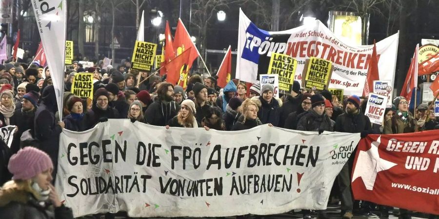 Demonstranten gegen den Akademikerball in Wien.