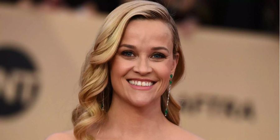 Reese Witherspoon nimmt die Photoshop-Panne mit Humor.