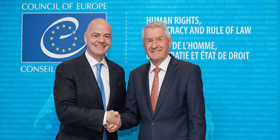 Machen gute Miene zum Fussballspiel: Fifa-Präsident Gianni Infantino und er Generalsekretär des Europarats Thorbjørn Jagland.