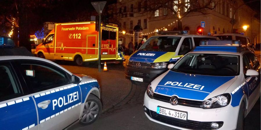 Die Polizei sperrt den Potsdamer Weihnachtsmarkt ab.