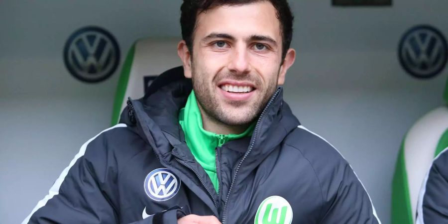 Mehmedi zieht für Wolfsburg die Trainerjacke aus.