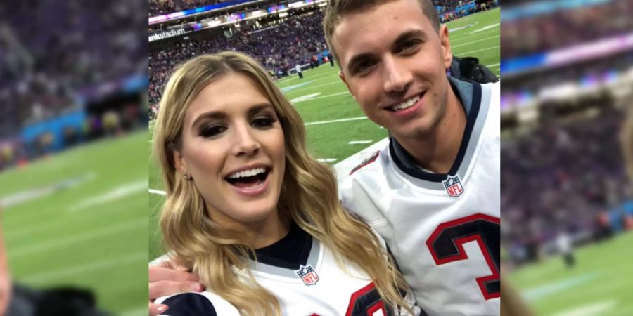 Wettschulden eingehalten: Genie Bouchard und John Goehrke am Super Bowl.