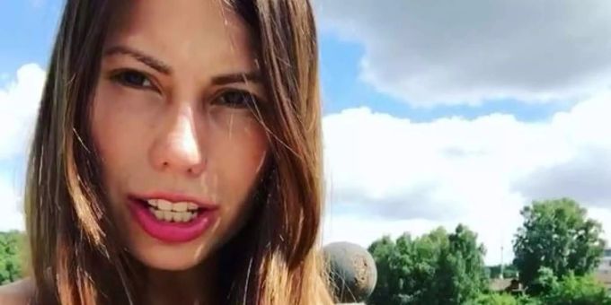 Aus Sorge, die Auslosung nicht komplett sehen zu können, haben iranische Fans die Moderatorin Maria Komandnaja gebeten sich nicht zu sexy anzuziehen. Aus Sorge, die Auslosung nicht komplett sehen zu können, haben iranische Fans die Moderatorin Maria Komandnaja gebeten sich nicht zu sexy anzuziehen.