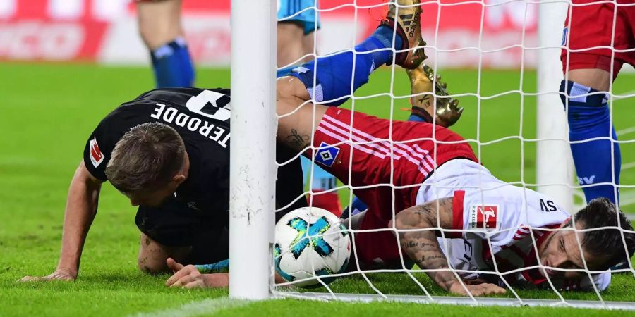 Hamburg am Boden. Der HSV verliert zu Hause gegen den Tabellenletzten aus Köln. Es war die Niederlage zu viel für Trainer Markus Gisdol – er wird am Sonntag entlassen. Heute soll sein Nachfolger Bernd Hollerbach vorgestellt werden.