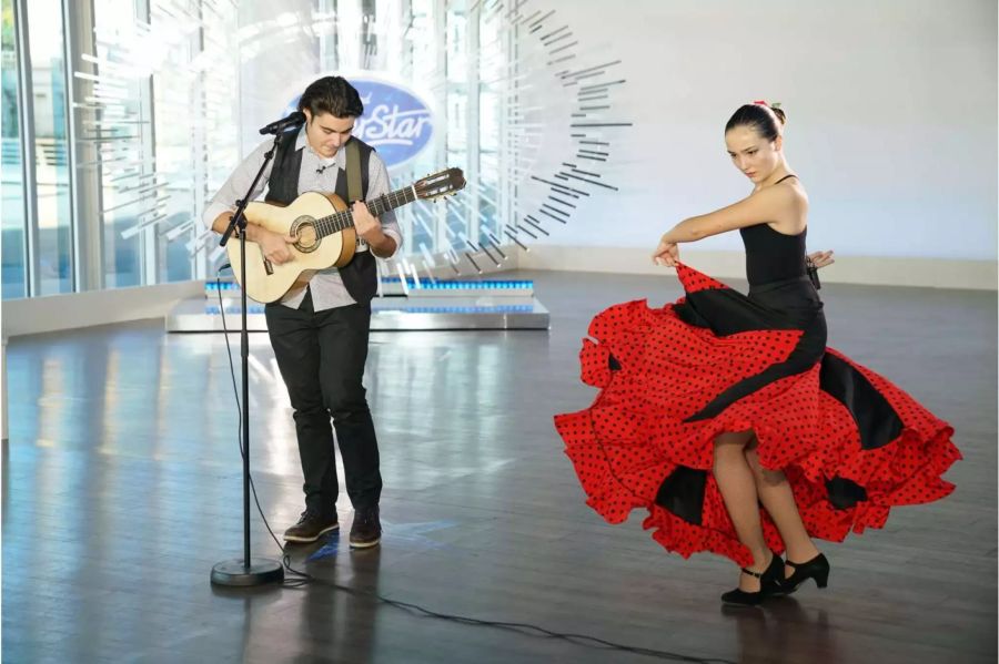 Adrian aus Kloten ZH wird von seiner Schwester Nuria als Flamenco-Tänzerin begleitet.