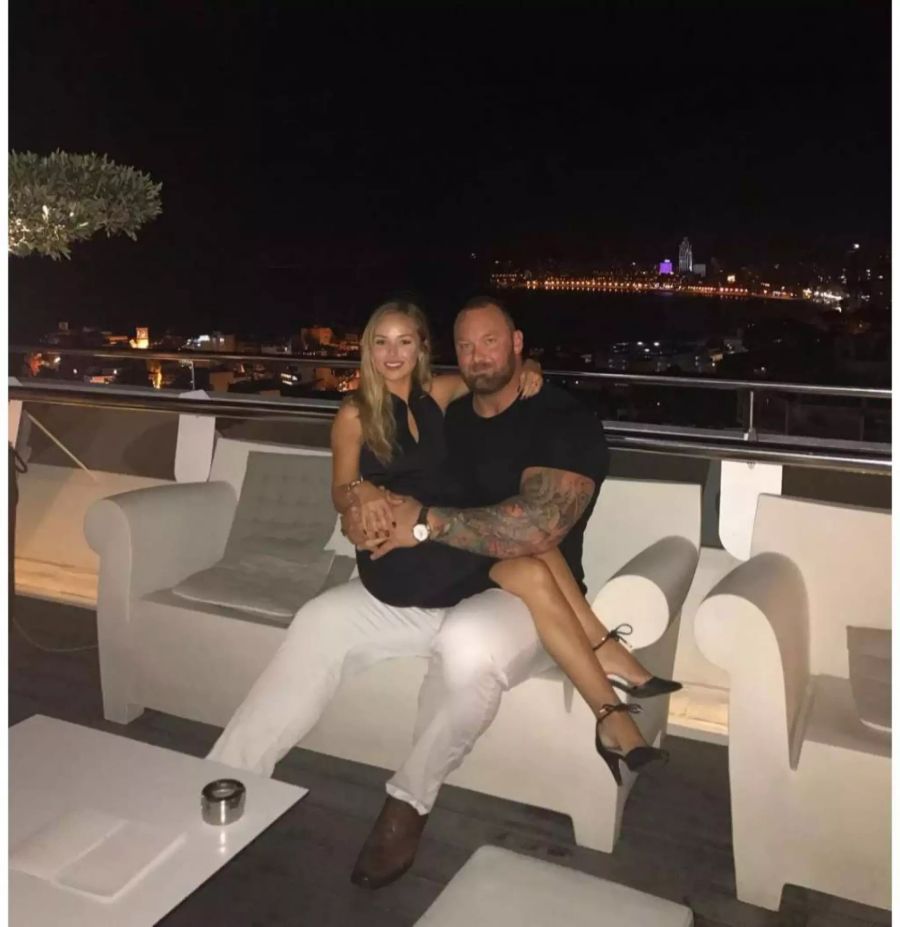 Er trägt sie auf Händen: «Game of Thrones»-Riese Hafþór Júlíus Björnsson und seine neue Freundin Kelsey.