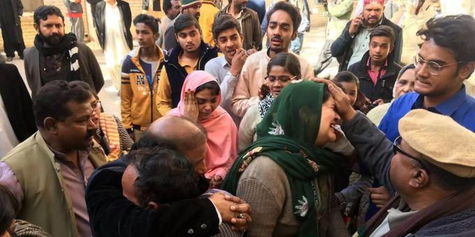 Erneut hat es in Pakistan einen Selbstmordanschlag gegeben - diesmal war eine christliche Kirche das Ziel von zwei Attentätern. Erneut hat es in Pakistan einen Selbstmordanschlag gegeben - diesmal war eine christliche Kirche das Ziel von zwei Attentätern.