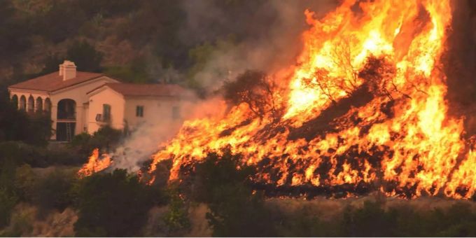 Feuer in Kalifornien - Küstenstadt Santa Barbara wird evakuiert
