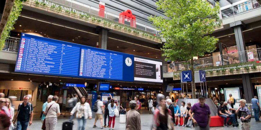 Die Täterin verliess den Bahnhof anschliessend in Richtung Bahnhofsplatz.