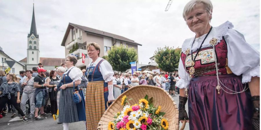 Eine Trachtengruppe während dem Abschluss-Festumzug.