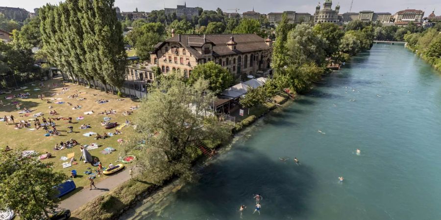 Das Freibad Marzili in Bern liegt direkt an der Aare. Der Eintritt ist gratis.