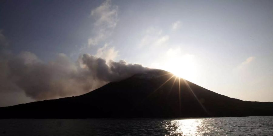 Aus dem Vulkan steigt rauch — Anak Krakatau ist wieder aktiv.