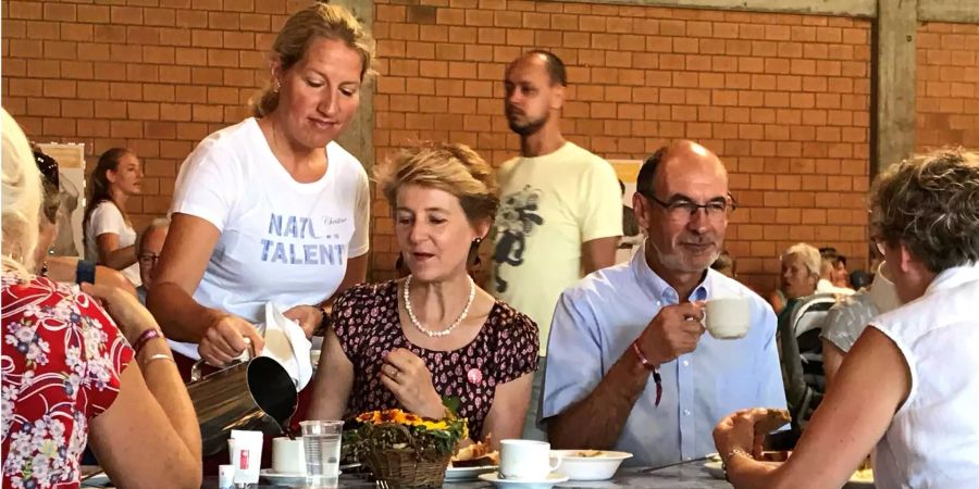 Eine Freiwillige schenkt Simonetta Sommaruga Kaffee nach. Rechts neben ihr Bauernverbands-Direktor und FDP-Nationalrat Jacques Bourgeois.