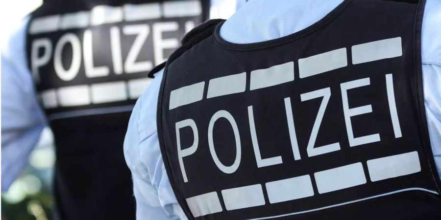 Zwei Polizisten mit Westen.