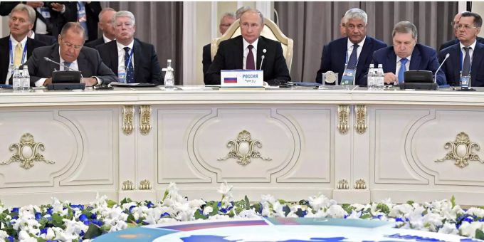 Russland Präsident Wladimir Putin und andere Staatsoberhäupter an einer Besprechung in Aktau. Russland Präsident Wladimir Putin und andere Staatsoberhäupter an einer Besprechung in Aktau.