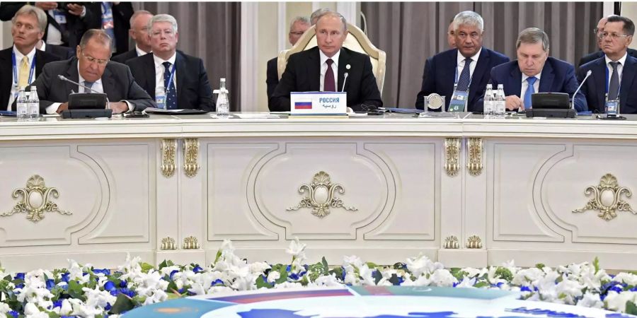 Russland Präsident Wladimir Putin und andere Staatsoberhäupter an einer Besprechung in Aktau.