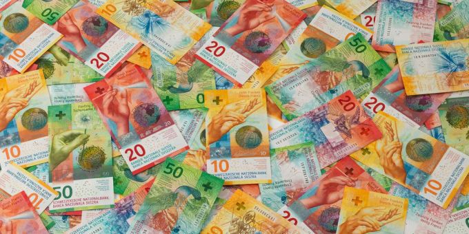Schweizer Banknoten liegen auf einem Tisch. Schweizer Banknoten liegen auf einem Tisch.