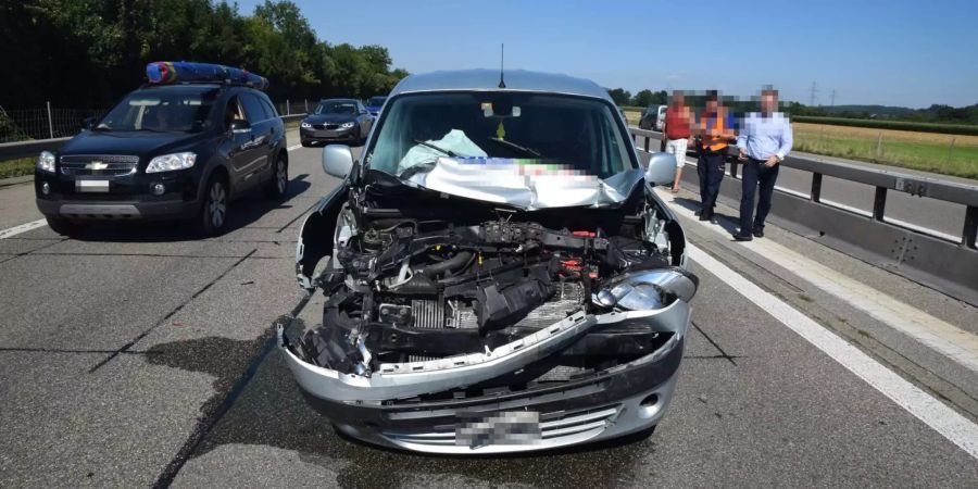 Insgesamt vier Autos waren in den Auffahrunfall verwickelt.