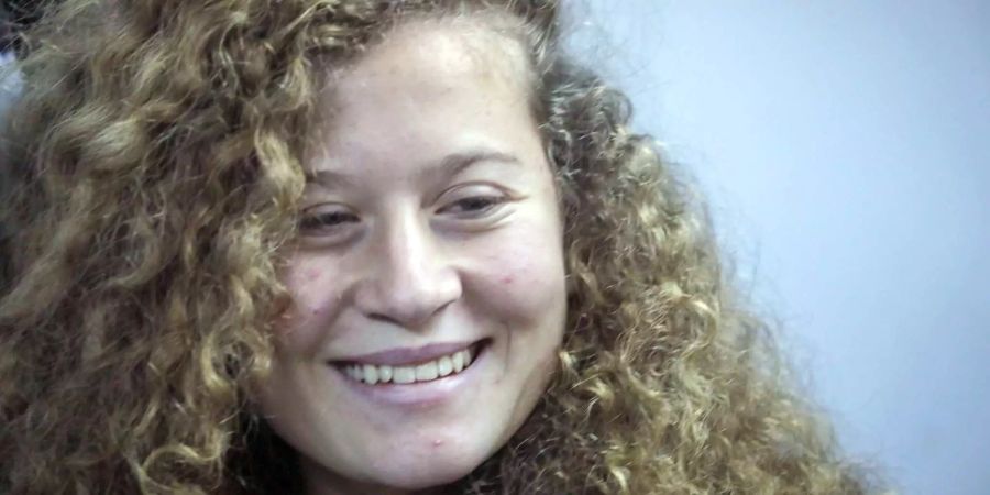 Die Palästinenserin Ahed Tamimi lächelt bei einer Anhörung in einem israelischen Militärgericht.