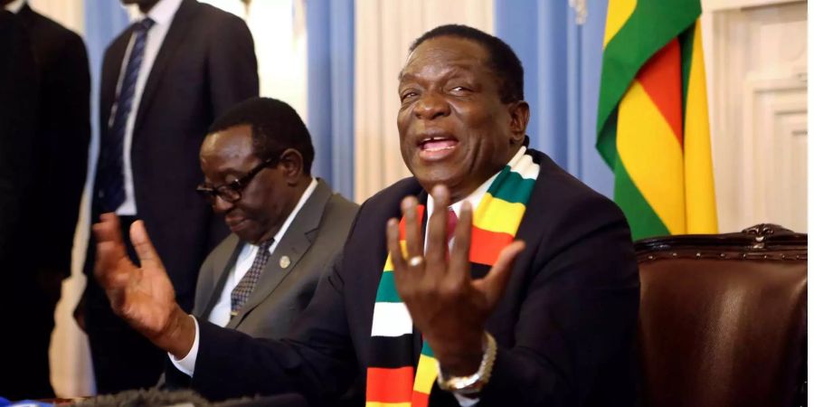 Emmerson Mnangagwa, Präsident von Simbabwe, gibt eine Pressekonferenz. In Simbabwe hat Staatschef Mnangagwa von der Regierungspartei Zanu-PF die historische Präsidentenwahl gewonnen.