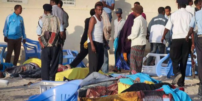 Im Dorf Aad in Somalia hat die Terrormiliz Al-Shabaab Dorfbewohner angegriffen. 20 Menschen kamen ums Leben. Im Dorf Aad in Somalia hat die Terrormiliz Al-Shabaab Dorfbewohner angegriffen. 20 Menschen kamen ums Leben.