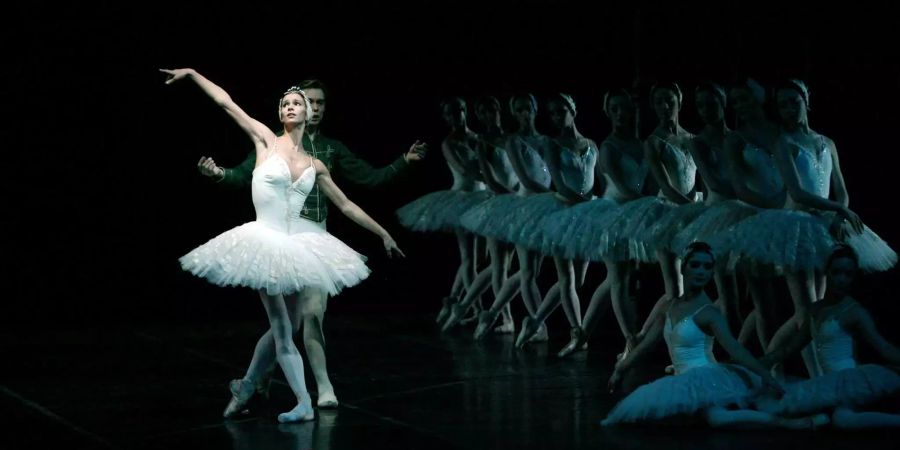 Die Tänzer Polina Semionova (Odette) und Vladimir Malakhov (Prinz Siegfried) tanzen während einer Fotoprobe zu «Schwanensee» auf der Bühne der Deutschen Oper in Berlin.