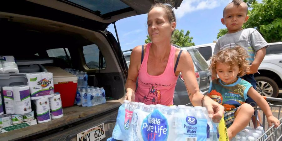 Eine Familie bereitet sich in Hawaii mit Wasser und Hygieneartikel auf den Hurrikan Lane vor.