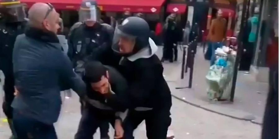 Dieses Videostandbild soll den französischen Sicherheitschef Alexandre Benalla (r) zeigen, der während des Einsatzes zum 1.Mai einen Studenten festhält.