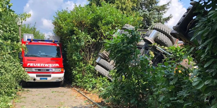 Der Bagger kippte in einen Garten.