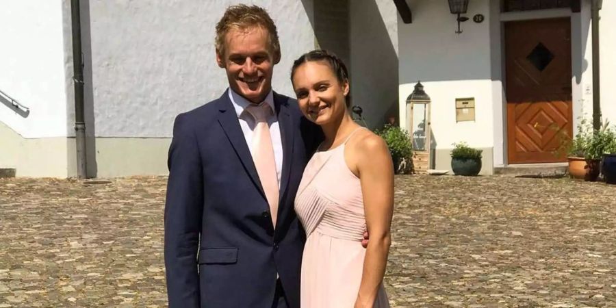 Jan van Berkel und Sarah Meier posieren für das Hochzeitsfoto.