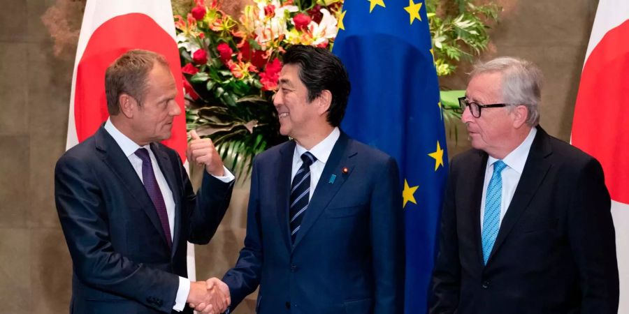 Freudiges Händeschütteln: Das Freihandelsabkommen zwischen der EU und Japan ist abgeschlossen.