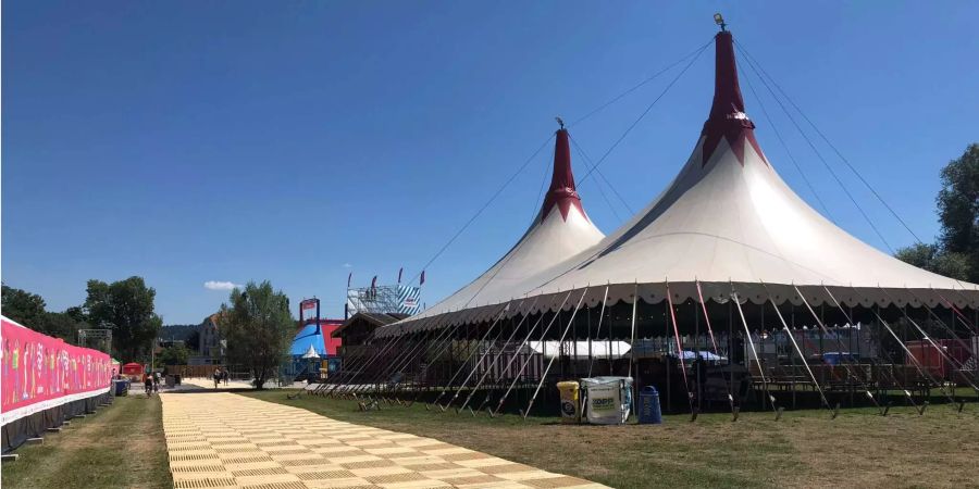 Die weissen Food-Zelte am Lakelive-Festival in Biel sind fertig aufgestellt, ab morgen ist hier für neun Tage Betrieb.