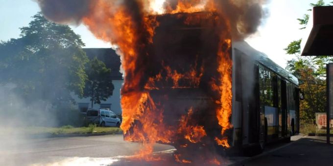 Das Heck des Busses in Schaffhausen fing feuer. Das Heck des Busses in Schaffhausen fing feuer.