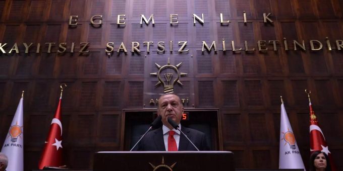 Diese Woche will Erdogan den Ausnahmezustand in der Türkei auflösen. Ob sich dann die Situation für die festgehaltenen Schweizer Doppelbürger bessern wird? Diese Woche will Erdogan den Ausnahmezustand in der Türkei auflösen. Ob sich dann die Situation für die festgehaltenen Schweizer Doppelbürger bessern wird?